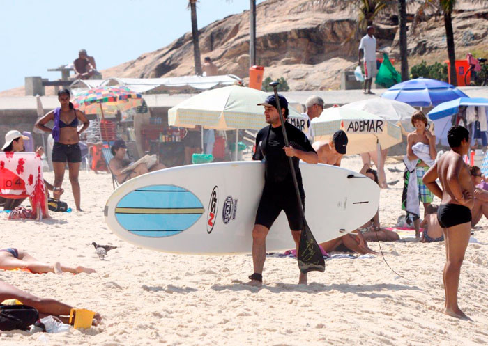 Marcelo Serrado pratica Stand Up Paddle na praia do Arpoador
