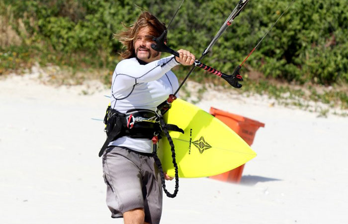 Claudio Heinrich pratica Kite Surf na praia da Barra da Tijuca