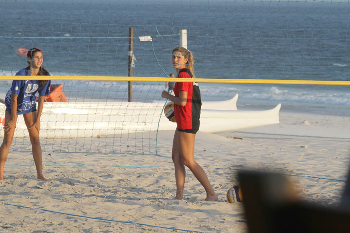 Sasha joga vôlei com amiga e mostra boa forma no Rio