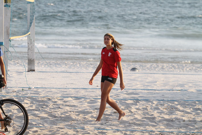 Sasha joga vôlei com amiga e mostra boa forma no Rio