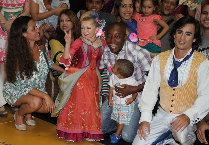 Nando Cunha com a turma do Cirque du Soleil