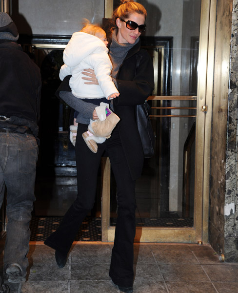 Gisele Bündchen passeia com a filha Vivian em Nova York