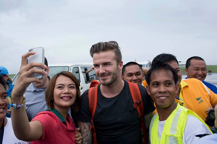 David Beckham se diverte com crianças em trabalho solidário nas Filipinas