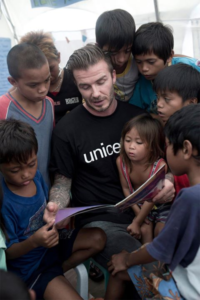 David Beckham se diverte com crianças em trabalho solidário nas Filipinas