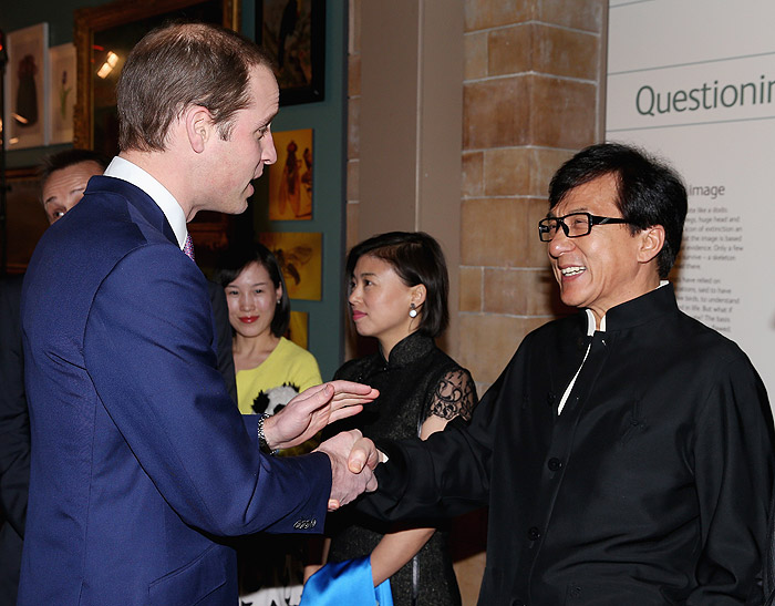 Príncipe William e Jackie Chan se encontram no museu