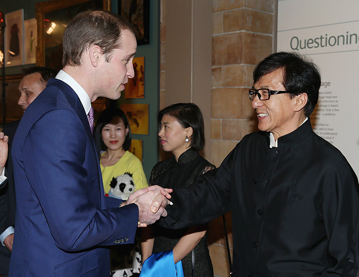 Príncipe William e Jackie Chan se encontram no museu