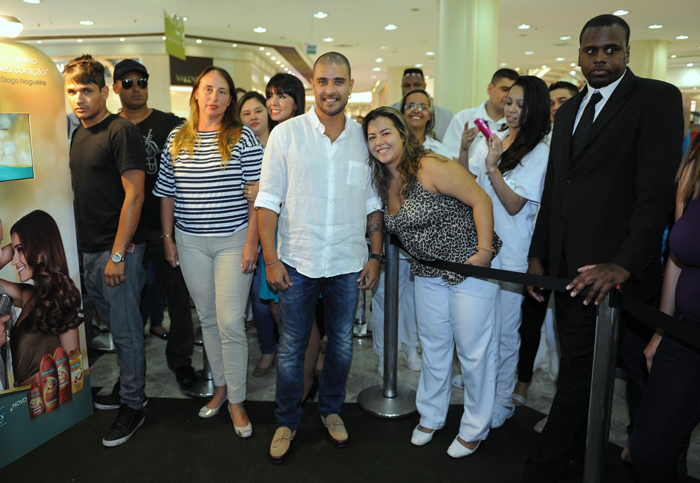 Diogo Nogueira é paparicado por fãs durante evento em São Paulo