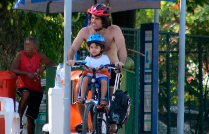 Eriberto Leão busca o filho na escola de bicicleta