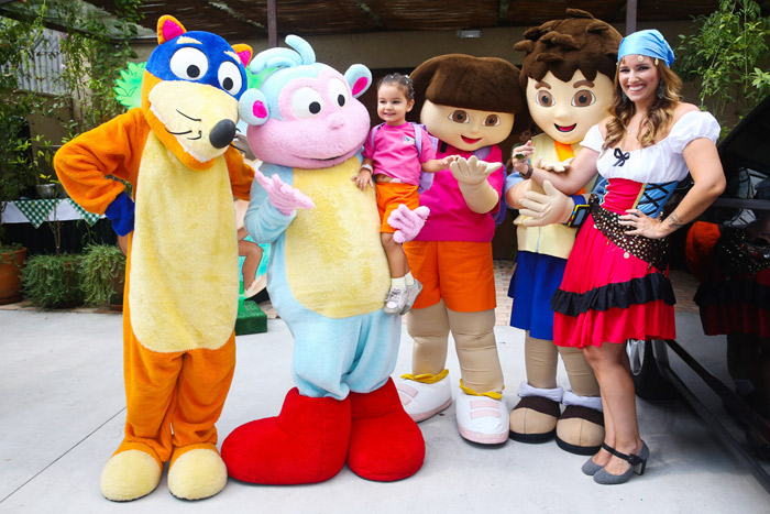 Laura e Mariana Belém com os personagens de Dora Aventureira