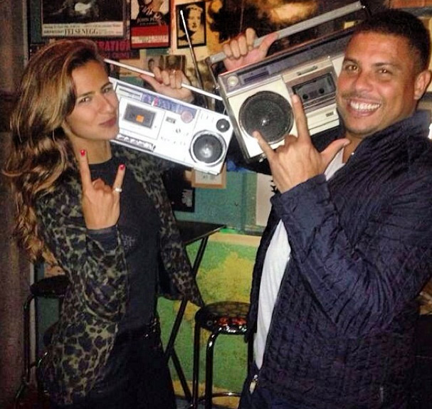  Ronaldo e Paula Morais se divertem ouvindo rádio portátil