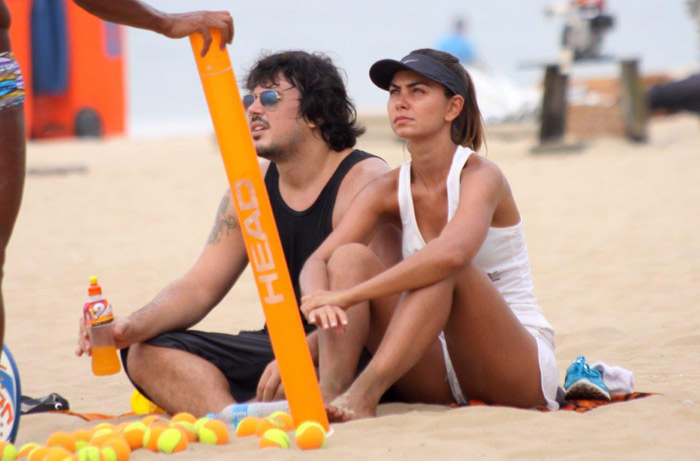 Filha de Datena curte dia de praia com o namorado