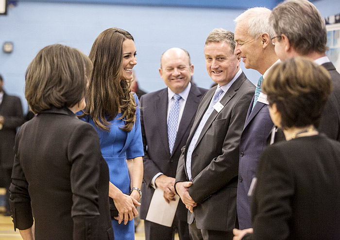 Elegante, Kate Middleton faz visita à escola especial em Londres