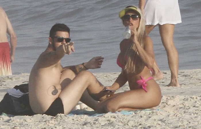  Dani Vieira toma sol com amigo em praia carioca