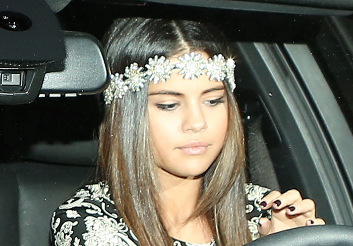Selena Gomez sai deslumbrante do salão de beleza 