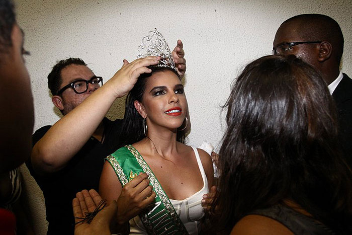 Mariana Rios é coroada Rainha de bateria da Mocidade