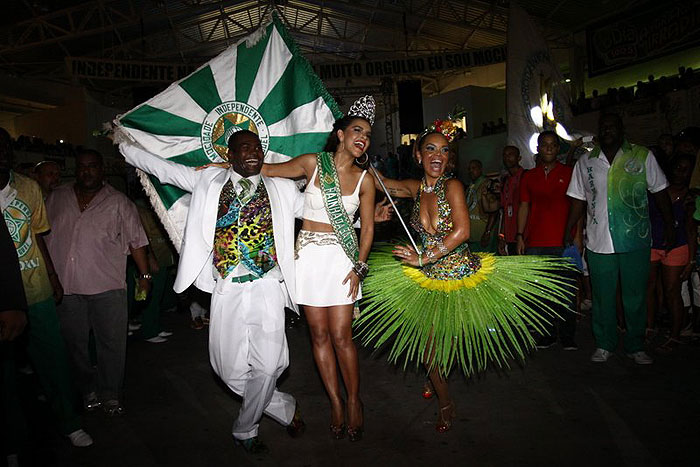 Mariana Rios é coroada Rainha de bateria da Mocidade