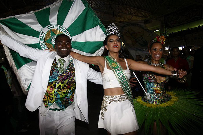 Mariana Rios é coroada Rainha de bateria da Mocidade