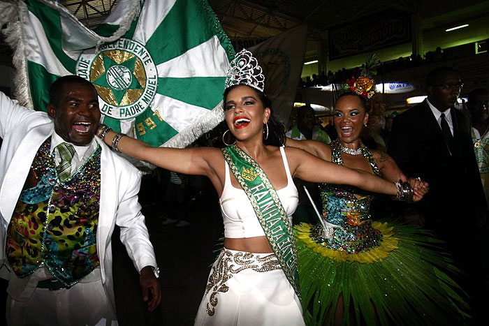 Mariana Rios é coroada Rainha de bateria da Mocidade