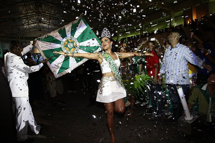 Mariana Rios é coroada Rainha de bateria da Mocidade