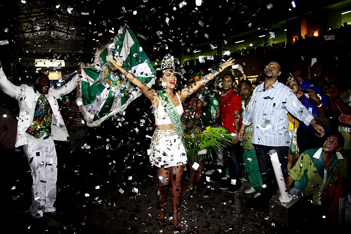 Mariana Rios é coroada Rainha de bateria da Mocidade