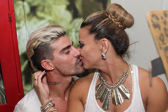 Viviane Araújo ganha beijo do noivo, Radamés