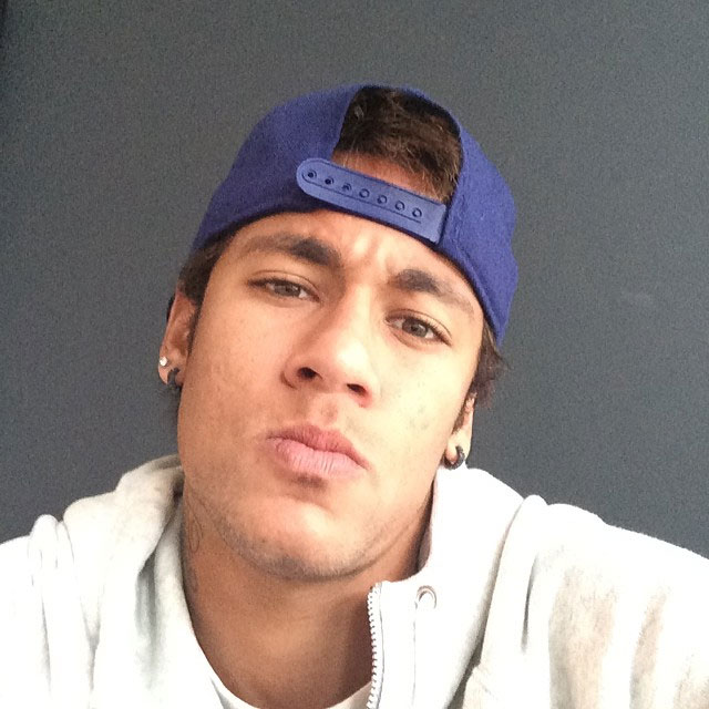 Neymar posta foto com cara de sério e filosofa
