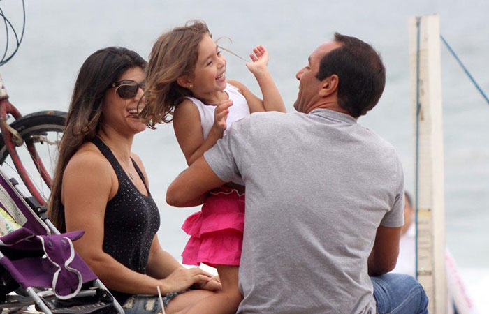   Edmundo passeia com a filha, Catarina, e a esposa na praia do Leblon