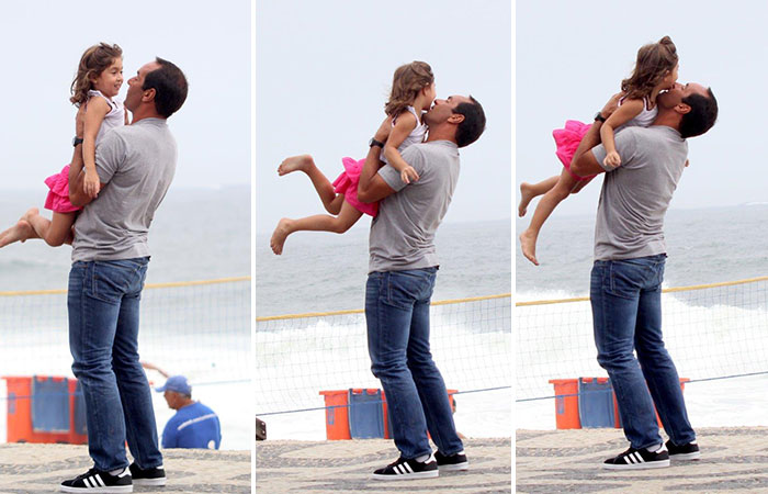   Edmundo passeia com a filha, Catarina, e a esposa na praia do Leblon