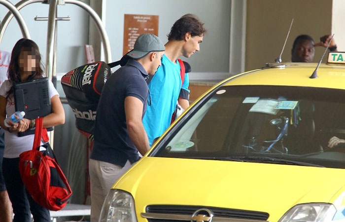  Rafael Nadal posa com fãs antes de ir a torneio de tênis no Rio