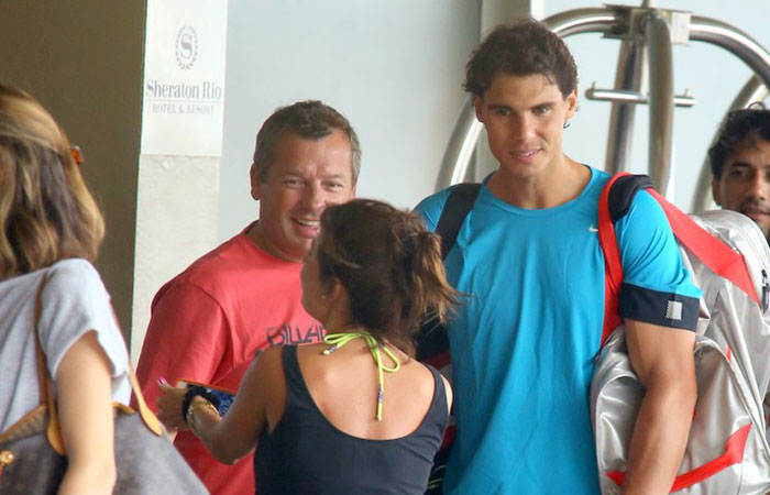  Rafael Nadal posa com fãs antes de ir a torneio de tênis no Rio