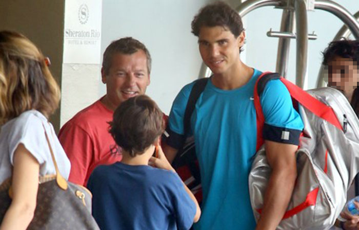  Rafael Nadal posa com fãs antes de ir a torneio de tênis no Rio