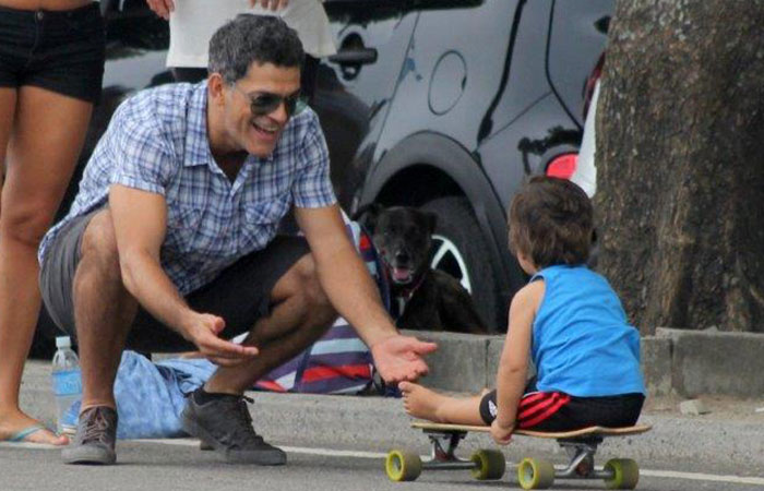 Eduardo Moscovis e Cinthia Howlett ensinam o filho caçula a andar de skate