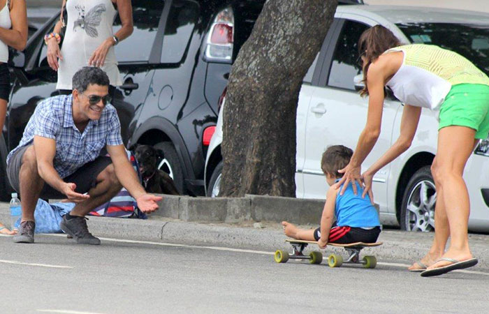 Eduardo Moscovis e Cinthia Howlett ensinam o filho caçula a andar de skate