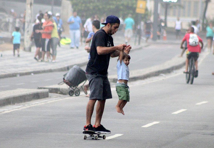 Pedro Scooby ensina o filho a andar de skate