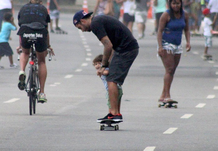 Pedro Scooby ensina o filho a andar de skate