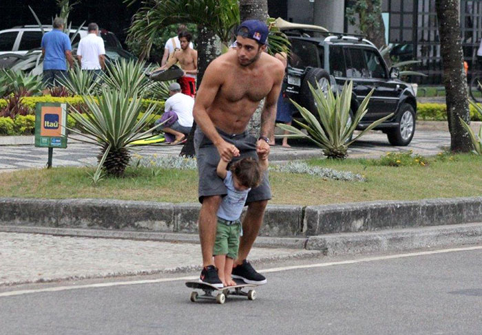 Pedro Scooby ensina o filho a andar de skate