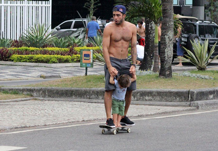 Pedro Scooby ensina o filho a andar de skate