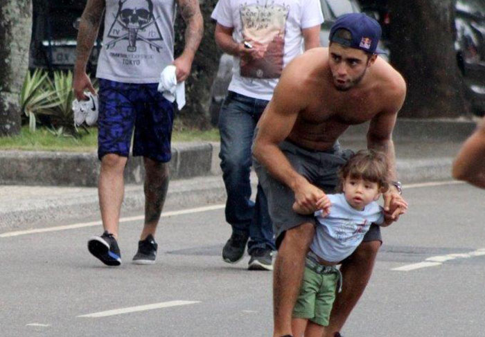 Pedro Scooby ensina o filho a andar de skate