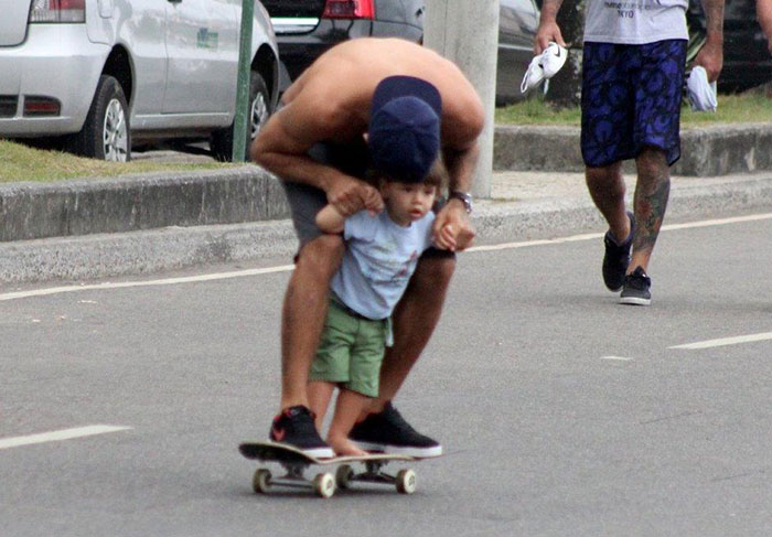 Pedro Scooby ensina o filho a andar de skate