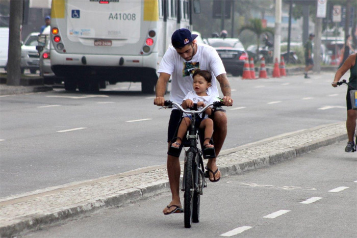 Pedro Scooby passeia de bike com o filho, Dom