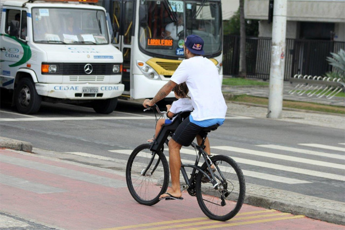 Pedro Scooby passeia de bike com o filho, Dom