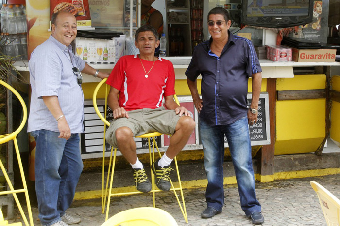 Zeca Pagodinho joga conversa fora com amigos em quiosque na Barra da Tijuca