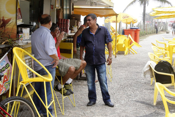 Zeca Pagodinho joga conversa fora com amigos em quiosque na Barra da Tijuca