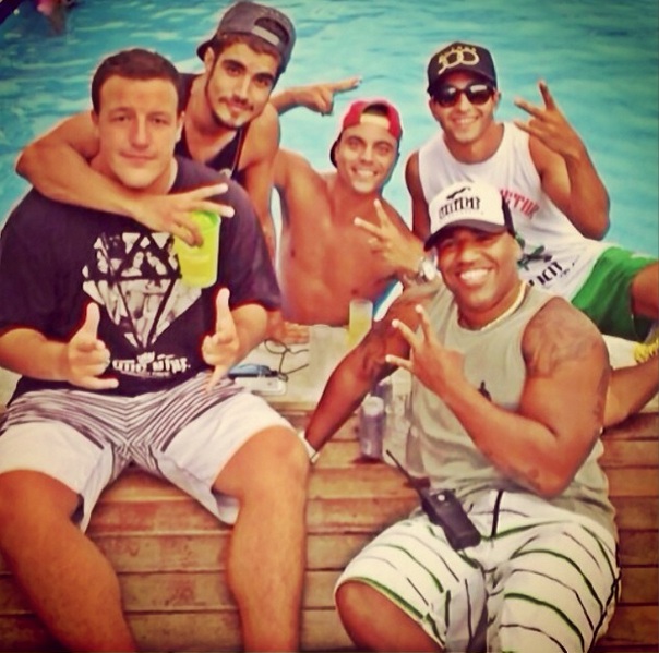 Caio Castro curte tarde na piscina com os amigos