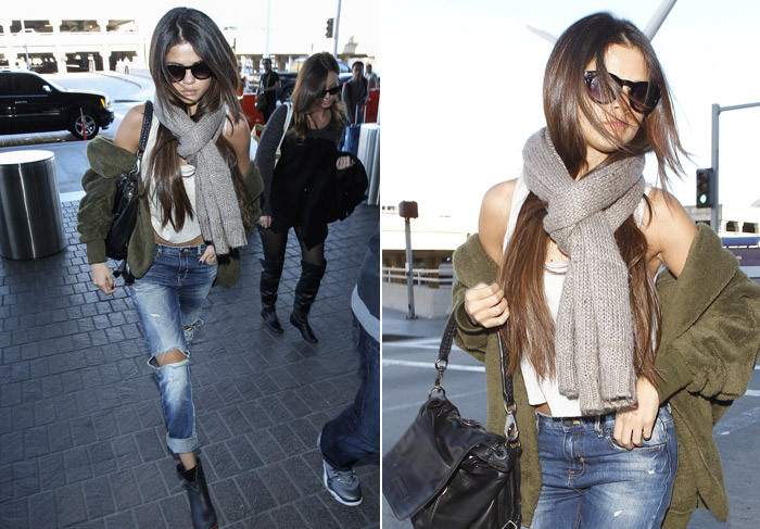 Selena Gomez esbanja estilo em aeroporto de Los Angeles