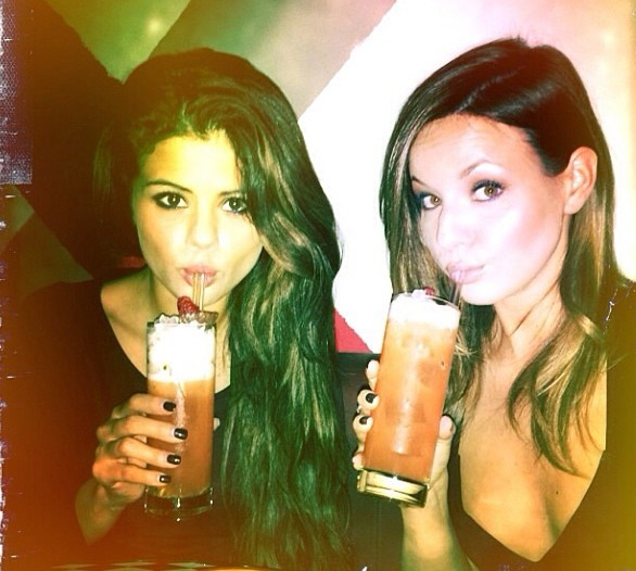 Selena Gomez prefere sobremesa antes de jantar em encontro com amiga