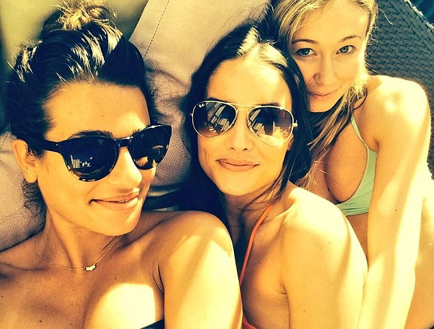 Lea Michele passa final de semana com as amigas