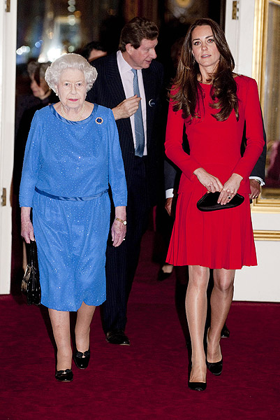 Kate Middleton recepciona Uma Thurman no Palácio de Buckingham