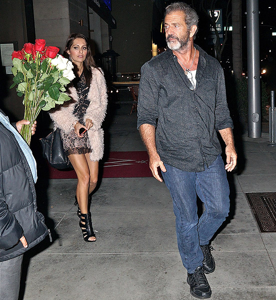 Mel Gibson olha feio para vendedor de flores ao sair de restaurante