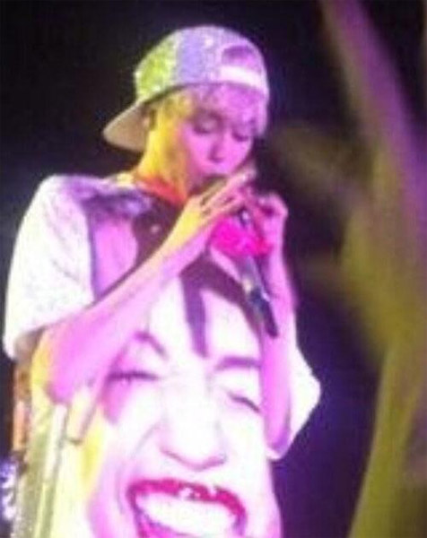 Miley Cyrus sensualiza mordendo calcinha que fã joga no palco